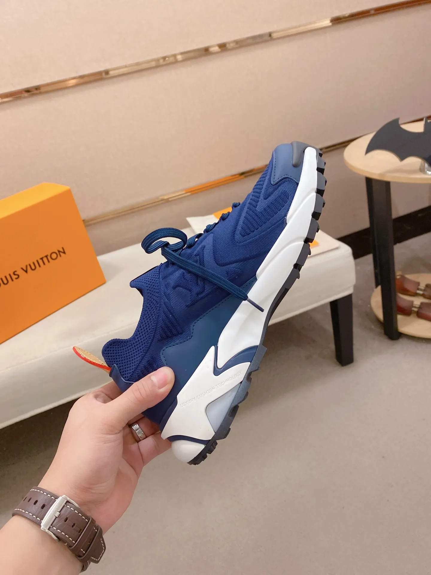Men's Men's Shoes💰: 620💰The high version of the LV Runner Tatic sneakers are made of a whole piece of technical knitting to create an easy-to-take-on design, and are trimmed with cow leather to outline the upper. The LV logo on the side creates a dynamic feel among the textures, and the leather back strap is shaped like the handle fasteners in the Louis Vuitton leather goods collection. Mixed materials Laces Louis Vuitton accents Rubber outsole with Vuitton logo Size 39-44 Customizable 38.45.46